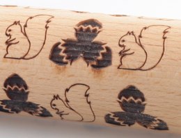 Wałek z drewna ze wzorem - Wiewiórki i Żołędzie
